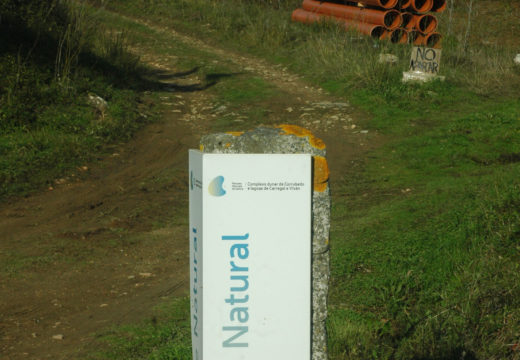 Comeza a instalación dunha rede de saneamento en Pedra do Pino en Corrubedo